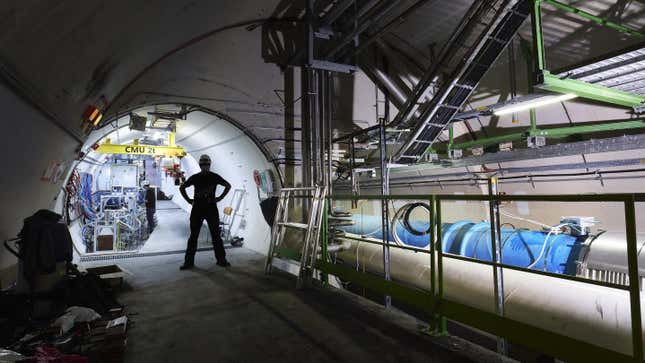 Un trabajador de pie junto al experimento FASER en el CERN