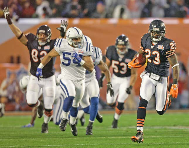 Devin Hester takes opening kickoff of Super Bowl XLI 92 yards for a TD.