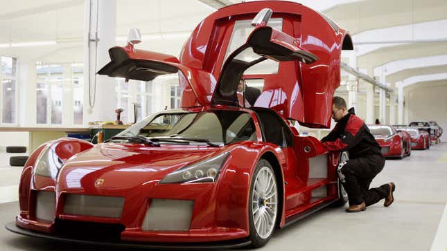 A photo of the Gumpert Apollos being built. 