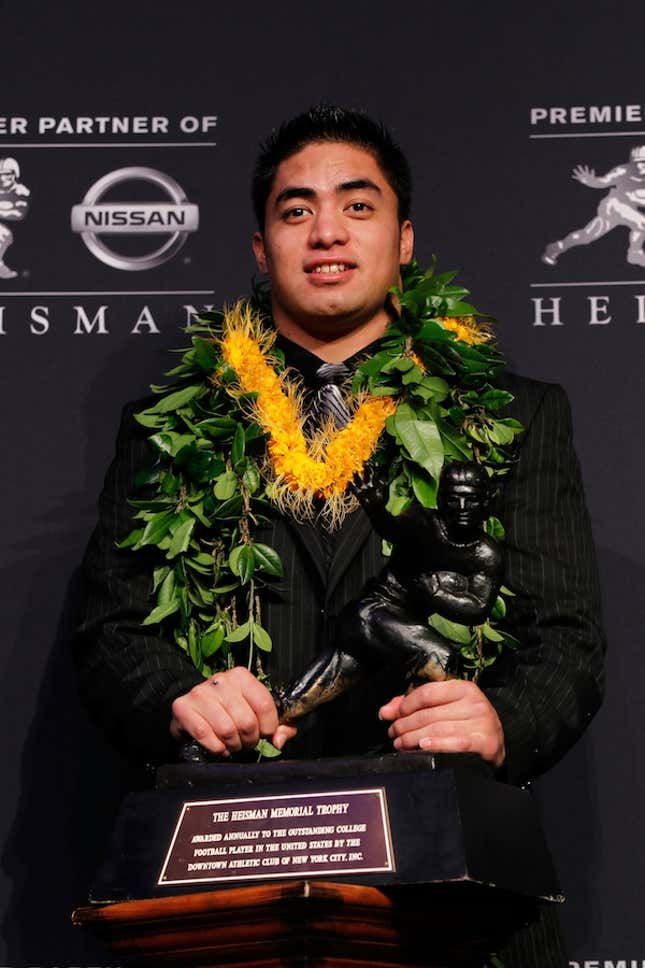 Image for article titled Manti Te'o's Dead Girlfriend, The Most Heartbreaking And Inspirational Story Of The College Football Season, Is A Hoax