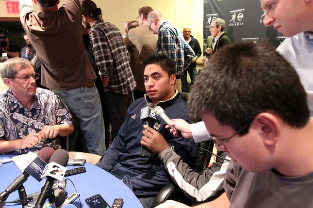 Image for article titled Manti Te'o's Dead Girlfriend, The Most Heartbreaking And Inspirational Story Of The College Football Season, Is A Hoax
