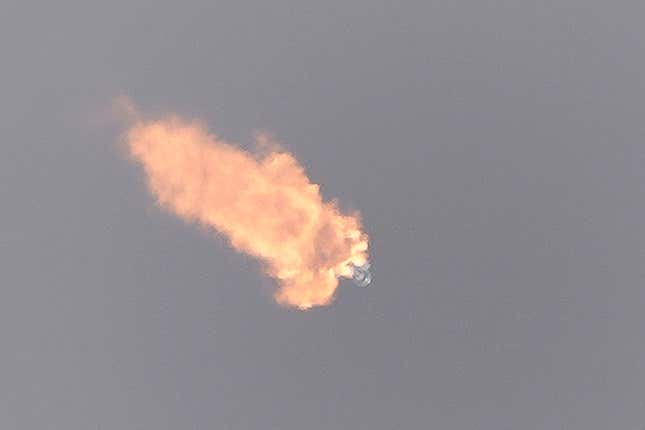Image for article titled Photos Show Launch of SpaceX&#39;s Falcon Heavy With Classified Military Payload