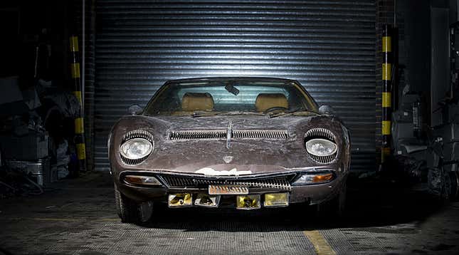 Imagen para el artículo titulado En este campo hay una flota de Ferraris abandonados desde hace una década, y no es un caso único