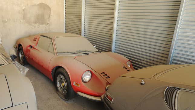Imagen para el artículo titulado En este campo hay una flota de Ferraris abandonados desde hace una década, y no es un caso único