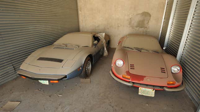 Imagen para el artículo titulado En este campo hay una flota de Ferraris abandonados desde hace una década, y no es un caso único
