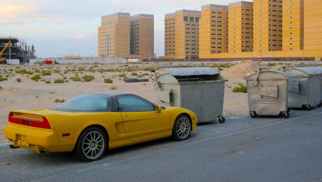 Imagen para el artículo titulado En este campo hay una flota de Ferraris abandonados desde hace una década, y no es un caso único