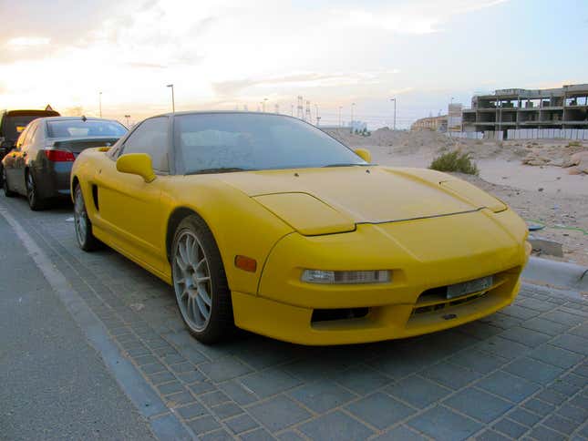 Imagen para el artículo titulado En este campo hay una flota de Ferraris abandonados desde hace una década, y no es un caso único