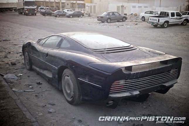 Imagen para el artículo titulado En este campo hay una flota de Ferraris abandonados desde hace una década, y no es un caso único
