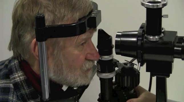 The Smartphone Eyepiece That Diagnoses Cataracts