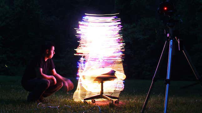 Fan recreates the <em>Star Trek</em> teleport effect with Christmas lights