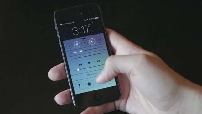Nueva vulnerabilidad en iOS 7: compartir fotos en un iPhone bloqueado