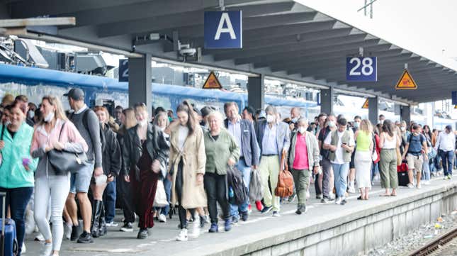 Personas esperando en un andén de tren en la estación berlinesa de Hauptbahnhof 
