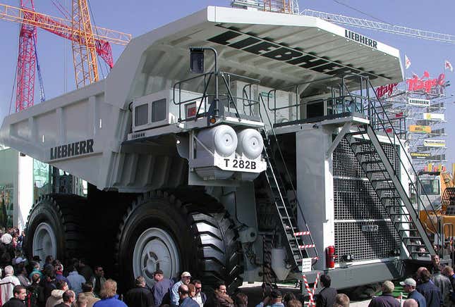 Image for article titled The Largest Land Vehicles Ever Built