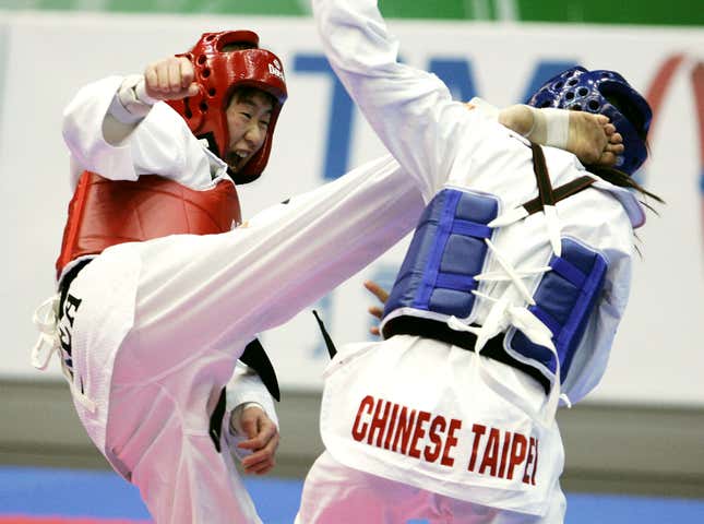 South Korea’s Lee Seunga, in red, won her taekwondo fight against Taiwan’s Tseng Peihua by a score of 8-7. Samsung vs HTC wasn’t nearly that close.