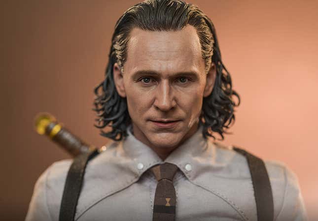 Image for article titled Loki and Sylvie Look Deep Into Each Other’s Souls in Their New Hot Toys Figures