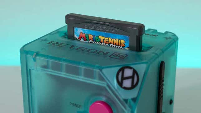 Imagen para el artículo titulado Este pequeño cubo permite jugar a juegos de Game Boy y Game Boy Advance en tu televisor