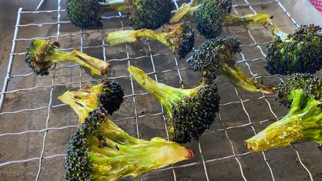 Image for article titled Roast Your Broccoli at a Lower Temperature