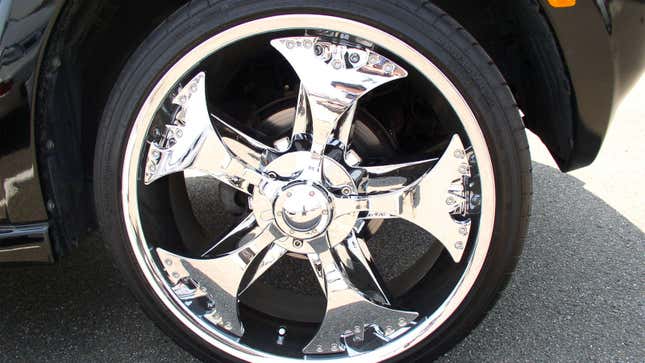 A photo of spinning rims on an SUV. 