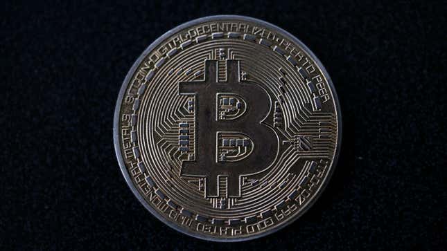 Imagen para el artículo titulado Bitcoin no es tan descentralizado o anónimo como muchos dicen, según un estudio