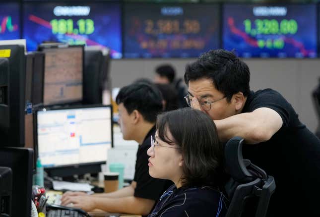 Currency traders watch monitors at the foreign exchange dealing room of the KEB Hana Bank headquarters in Seoul, South Korea, Tuesday, Sept. 19, 2023. Asian shares mostly declined in cautious trading Tuesday ahead of the Federal Reserve’s looming decision on interest rates. (AP Photo/Ahn Young-joon)