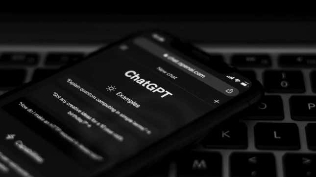La app de ChatGPT en la pantalla de un móvil sobre un teclado.