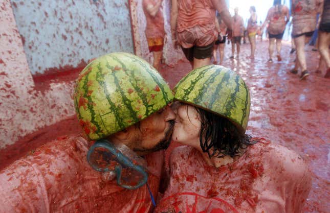 Image for article titled Photos: Spaniards mark another year by gleefully smashing each other in the face with tomatoes