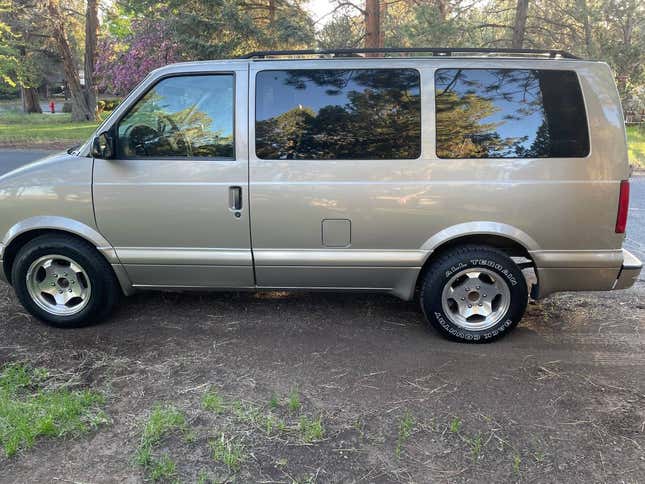 Image for article titled At $3,900, Could This 2004 Chevy Astro AWD Get You To Add A Van To Your Plan?
