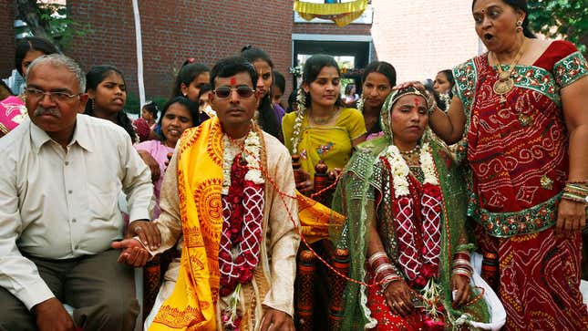 Image for article titled Asia:インド人はハデ婚を諦めない