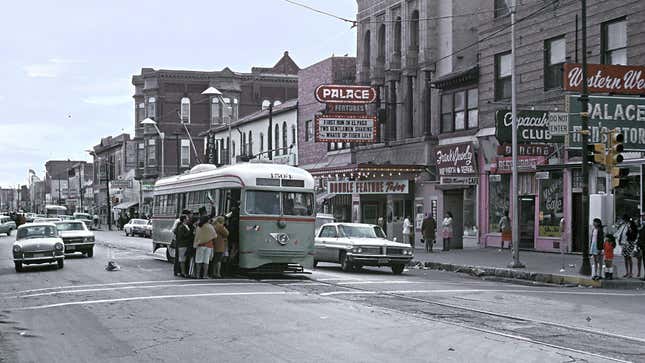 Image for article titled Public Transportation On The Mexican Border Peaked Halfway Through The 20th Century