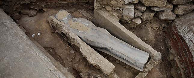 Imagen para el artículo titulado Encuentran un sarcófago con forma humana bajo la catedral de Notre-Dame
