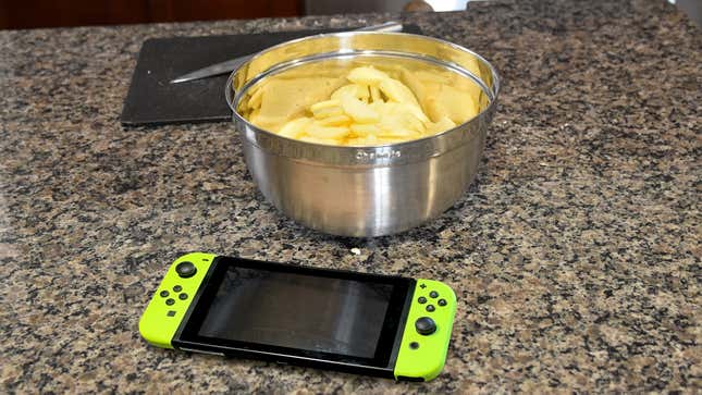 Image for article titled We’re Strapped for Content So Here’s Instructions On How To Bake Your Nintendo Switch Into An Apple Pie