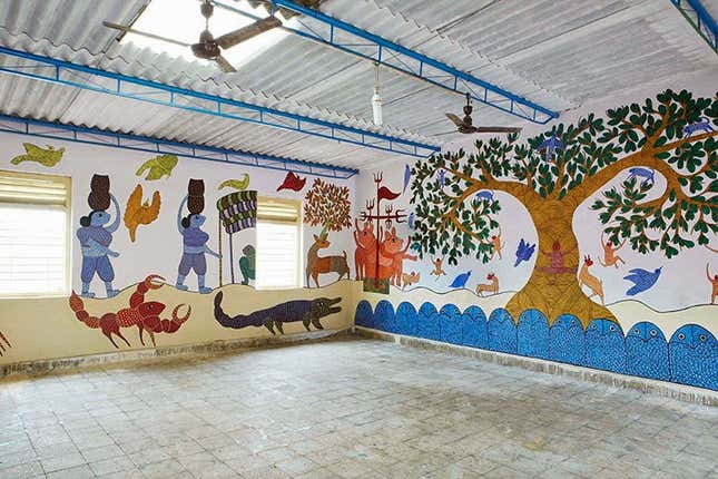Image for article titled Japanese artists create stunning mud paintings on this Indian school’s walls—then wipe them off