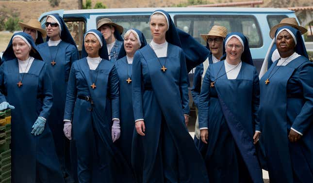 Die Nonnen von Mrs. Davis unter der Leitung von Simone (Betty Gilpin).