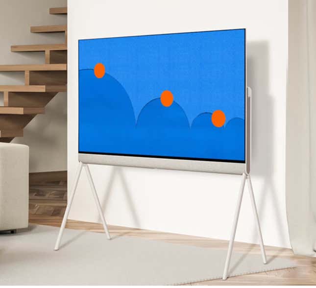 Pose serisi Smart TV açılış sayfasından bir görüntü; kendi sehpası ve onu bir TV'den çok bir sanat eseri gibi gösteren ultra modern mütevazı tasarımıyla şık TV'yi içeriyor