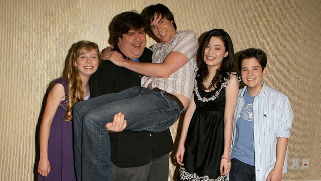Dan Schneider (center, in black) posing with the stars of iCarly, including Jeanette McCurdy (left).