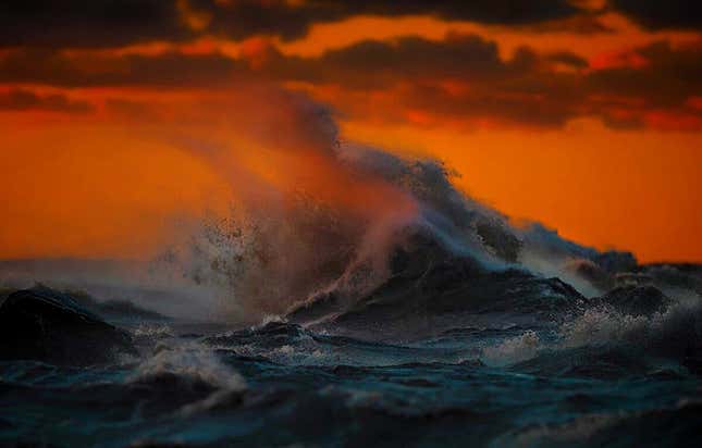 Image for article titled Photos: The massive, mountainous waves of Lake Erie
