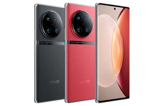 Foto del móvil Android Vivo X90 Pro Plus en colores negro y rojo.
