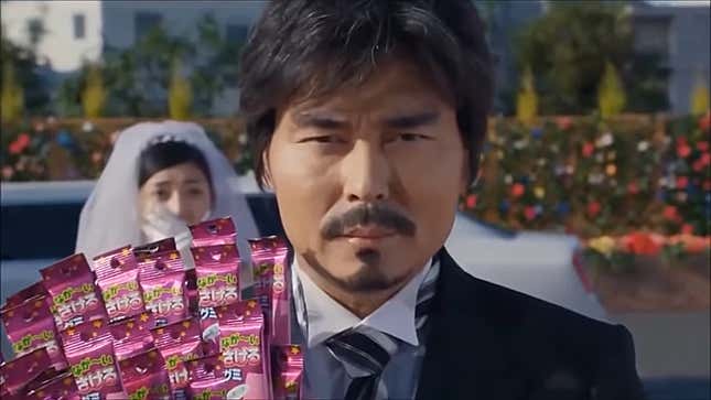 A screenshot of Long Man and Chi-Chan from a Sakeru Gummy vs. Long Sakeru Gummy commercial.