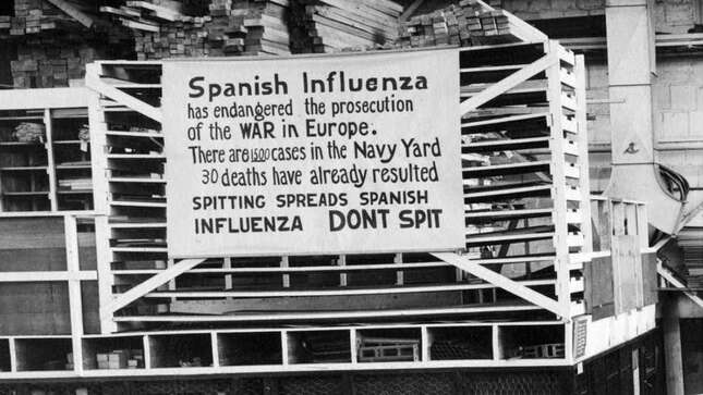 En esta foto de archivo del 19 de octubre de 1918 proporcionada por el Comando de Historia y Patrimonio Naval de los EE. UU., se coloca un letrero en la Fábrica de Aeronaves Navales en Filadelfia que indica que la gripe española estaba extremadamente activa en ese momento