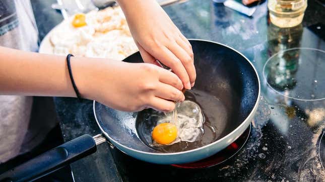 Cooking eggs in nonstick frying pan