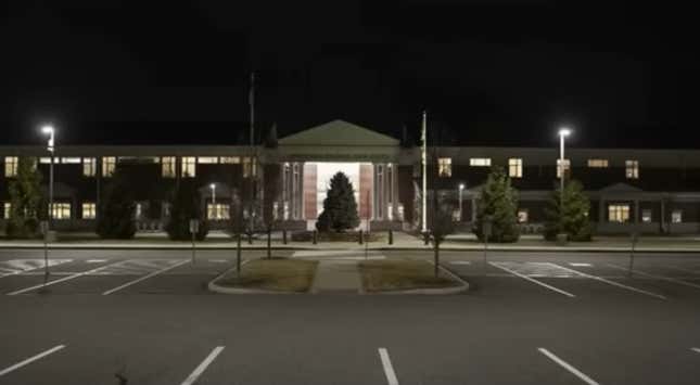 Imagen para el artículo titulado Esta escuela instaló luces inteligentes para ahorrar energía. Lleva desde 2021 sin poder apagarlas