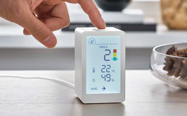 Imagen para el artículo titulado Lo último de Ikea es un sensor que mide la calidad del aire que respiras en tu casa