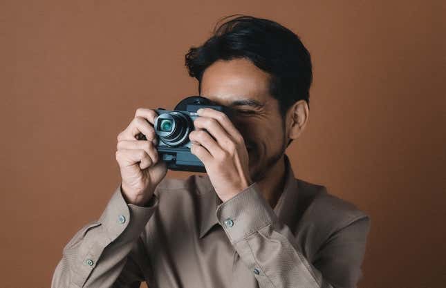 Imagen para el artículo titulado Esta cámara Sony proyecta imágenes en la retina para que las personas con problema de visión puedan sacar fotos