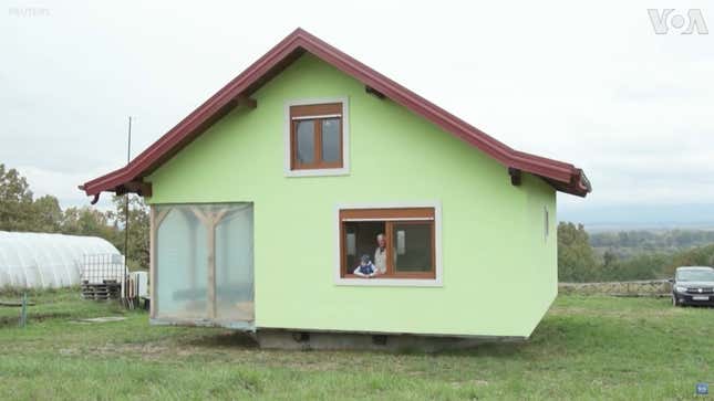 Imagen para el artículo titulado Construye una casa giratoria para que su mujer &quot;deje de quejarse por las vistas&quot;