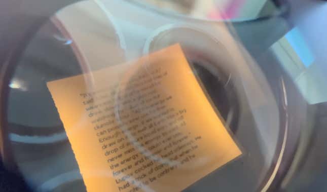 Estas gafas o anteojos permiten leer libros electrónicos directamente frente a tus ojos.
