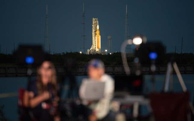 Image for article titled Thrilling Photos of NASA&#39;s SLS Megarocket Launch to the Moon