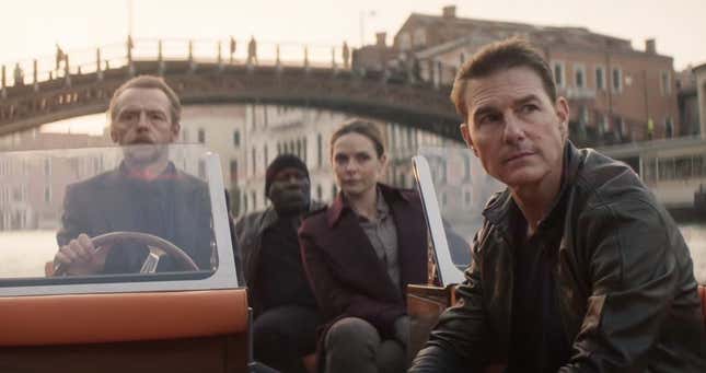 Imagen para el artículo titulado Tom Cruise salta al vacío sobre una moto en el tráiler de Mission Impossible 7