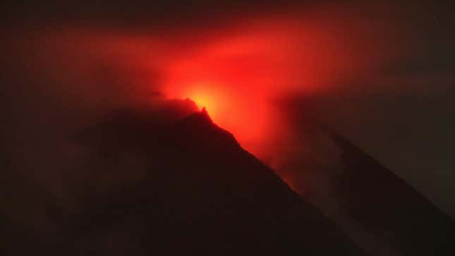 Imagen para el artículo titulado Descubren que, en la historia de la humanidad, ha habido al menos 69 erupciones volcánicas más potentes que la del monte Tambora