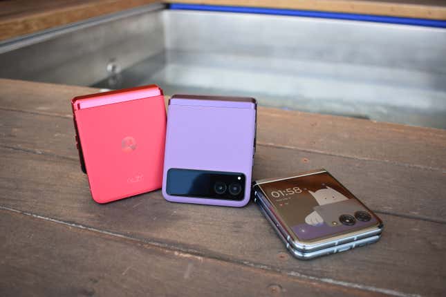 The Razr foldable phone won’t include the larger 3.6 inch external display, but it will have a bigger battery come in vegan leather with colors like ‘sage green,’ ‘vanilla cream,’ and ‘summer lilac.’