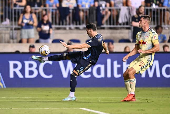 3. September 2023;  Philadelphia, Pennsylvania, USA;  Philadelphia Union-Stürmer Julian Carranza (9) spielt den Ball in der ersten Halbzeit im Subaru Park gegen den New York Red Bulls-Verteidiger Sean Nealis (15).